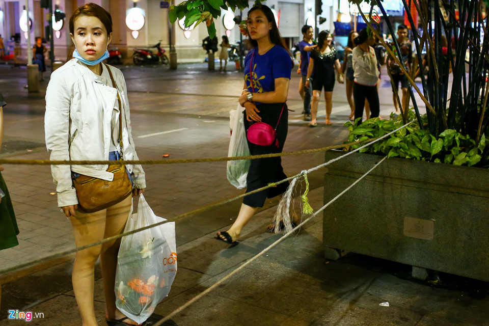 Nhiều người chờ đến khuya để xin hoa đêm bế mạc đường hoa Nguyễn Huệ